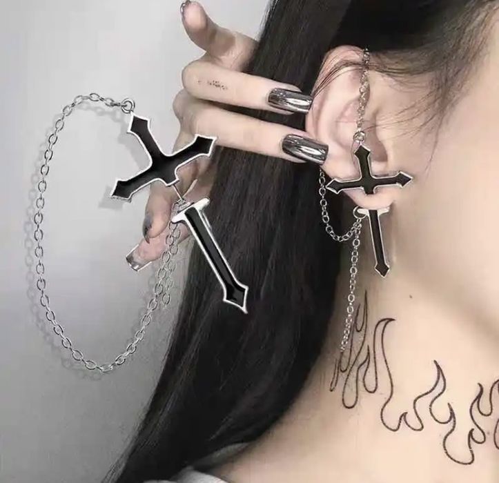 Готическая серьга крест с цепочкой.