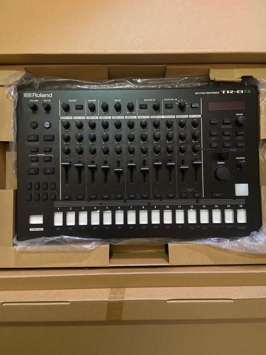 Roland TR-8S - rhythm performer