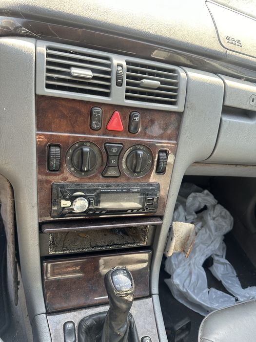 ARO DA CONSOLA CENTRAL MERCEDES W210 E290 EM MADEIRA