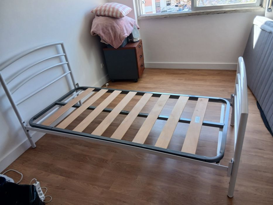 Cama solteiro ótima