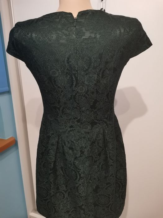 Wizytowa sukienka damska Mohito rozm 36, wytłaczany wzór,ciemna zieleń