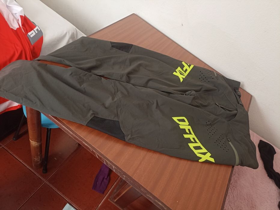 Conjunto para motocross botas,colete,óculos, calça e t shirt.