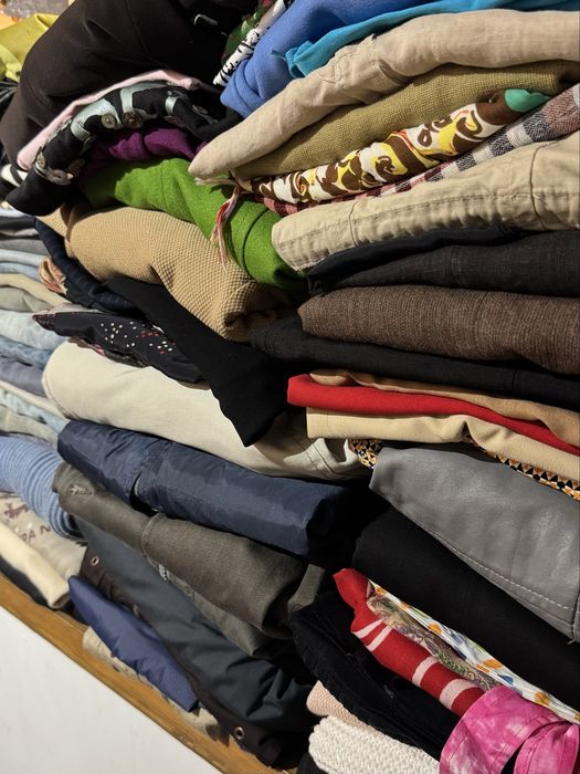 Lote de 250 Peças de Roupa Y2K / Vintage – Homem e Mulher – Revenda