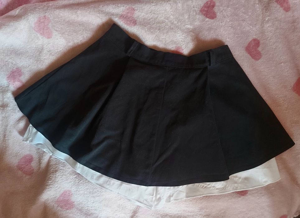Чорна міні-спідниця з білими шортами