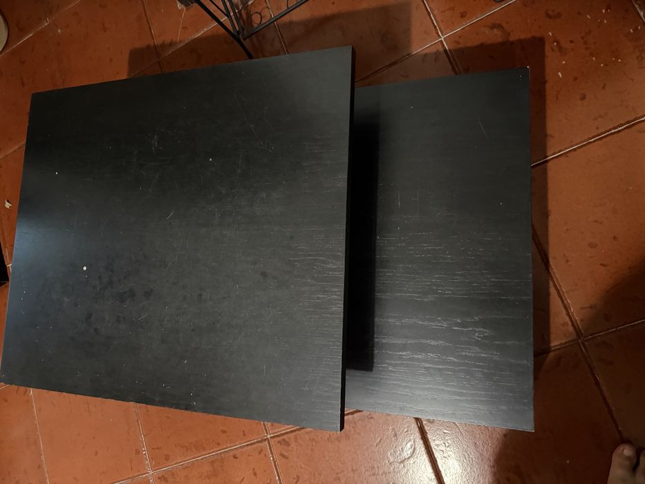 Mesa de centro preta para desocupar