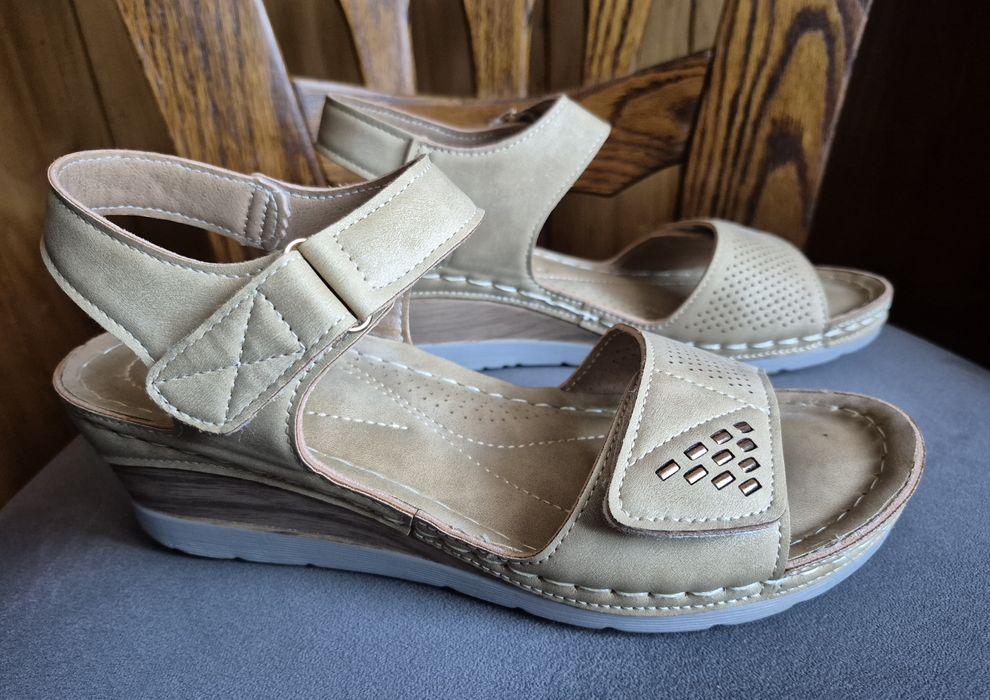 Sandały na koturnie