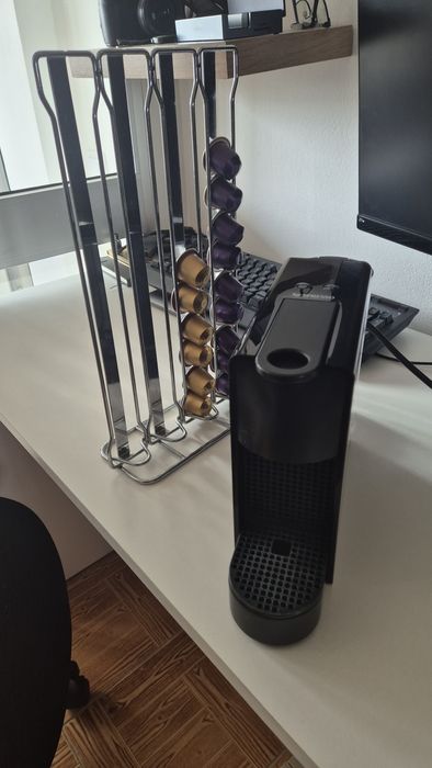 Máquina com suporte de cápsulas