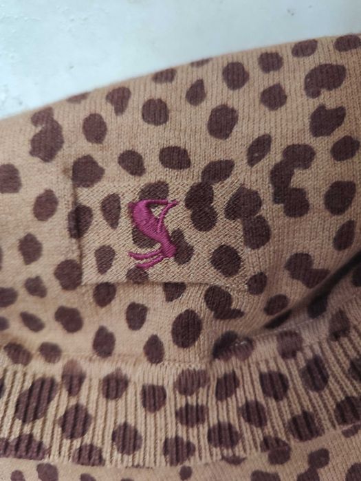Brązowy sweter w panterkę