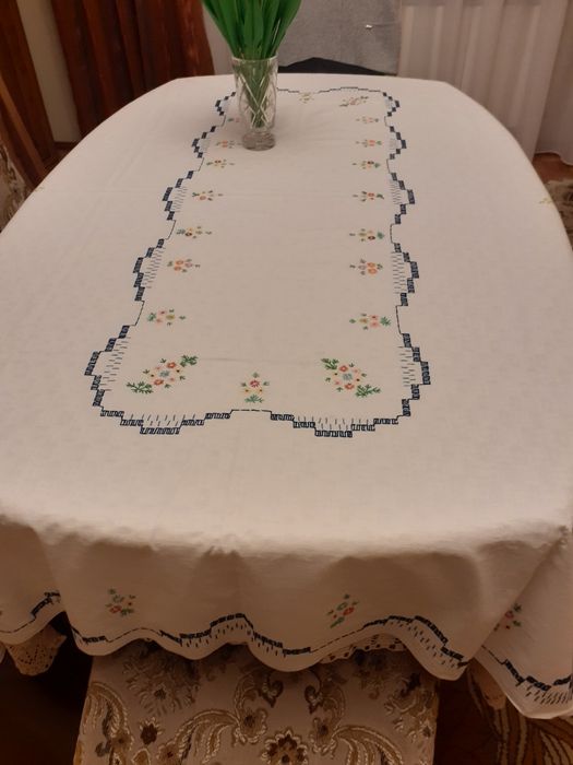 Obrus ręcznie haftowany