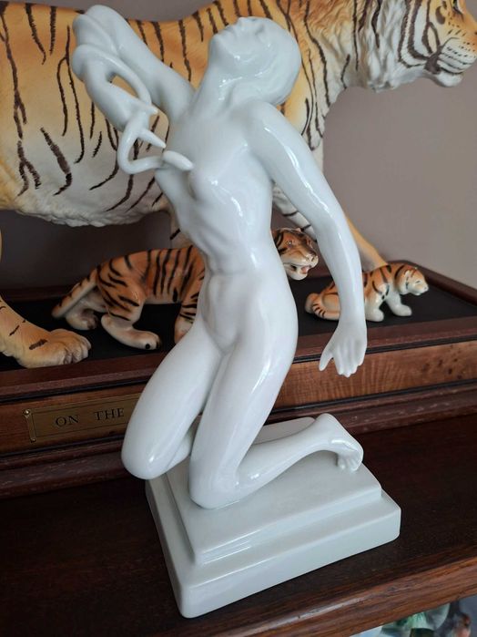 Figurka Herend Art Deco „Śmierć Kleopatry” Akt z Wężem model 5722