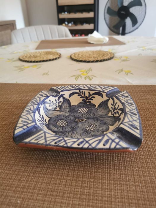 Cinzeiro em porcelana pintado à mão em tons de azul