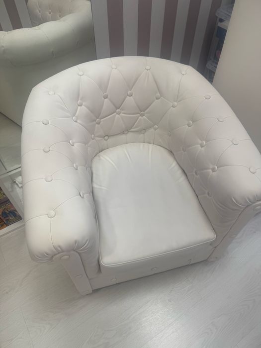 Sofa em pele branco