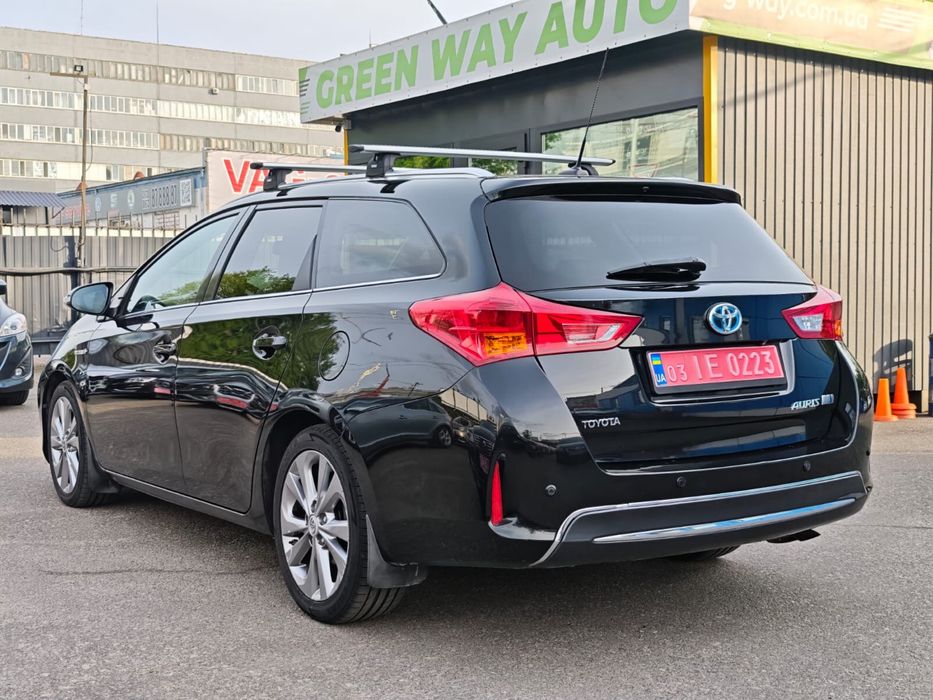 TOYOTA AURIS HYBRID 1,8 бенз+електро  2014