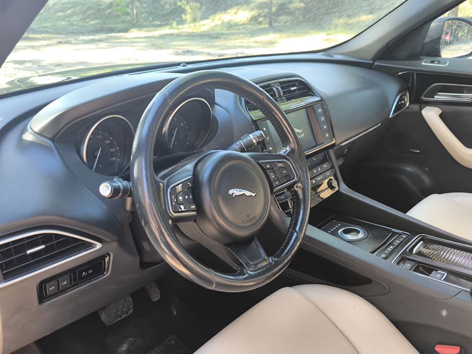 Елітне авто Jaguar F-Pace