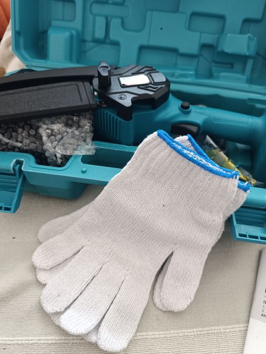 kit de mini motosserra elétrica a bateria (armazenado em uma maleta azul).