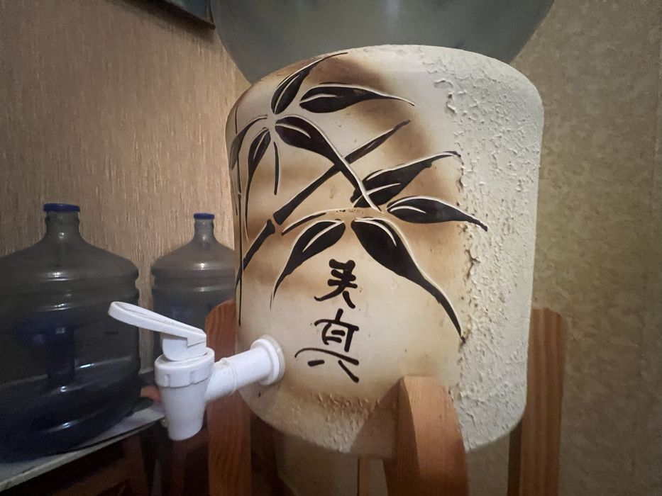 Сучасний керамічний диспенсер води з дерев’яною підставкою