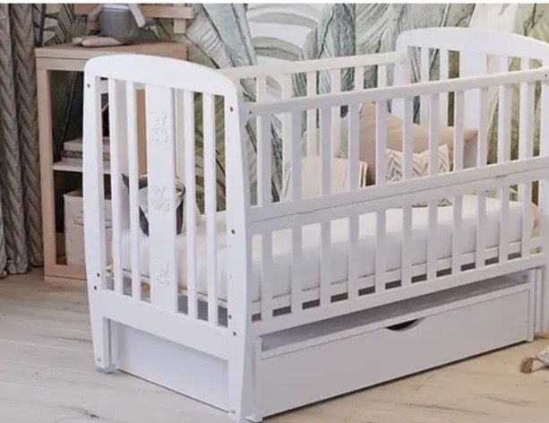 Продам дитяче ліжко з матрасом та двома комплектами постільної білизни