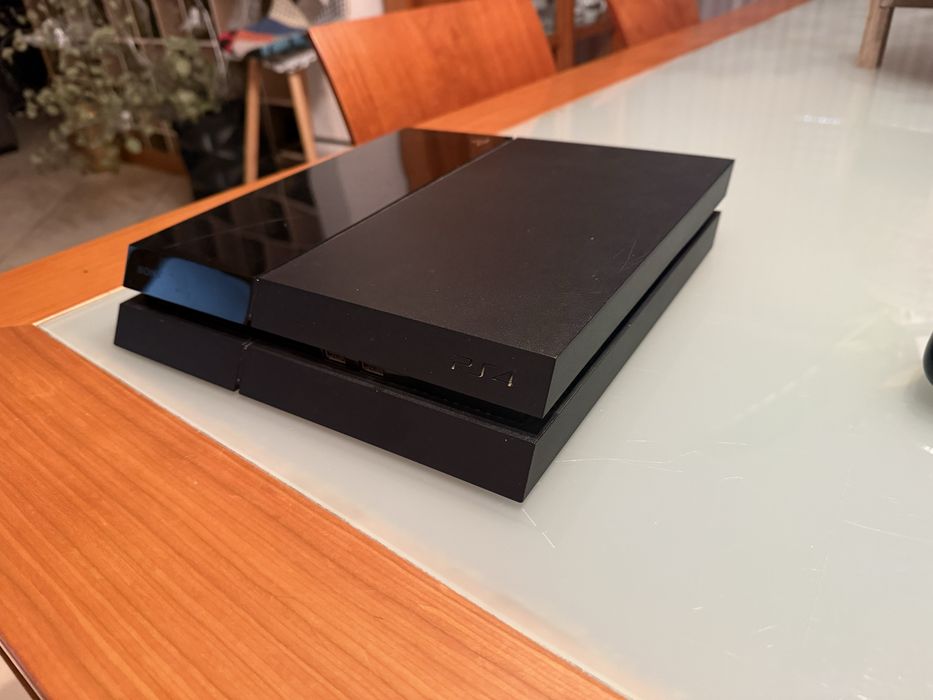 Playstation 4 500gb com 2 comandos