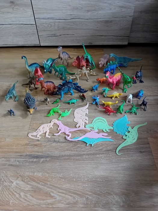 Dinozaury + pojemnik