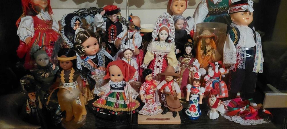 Bonecas - coleção em traje tradicional de todo mundo