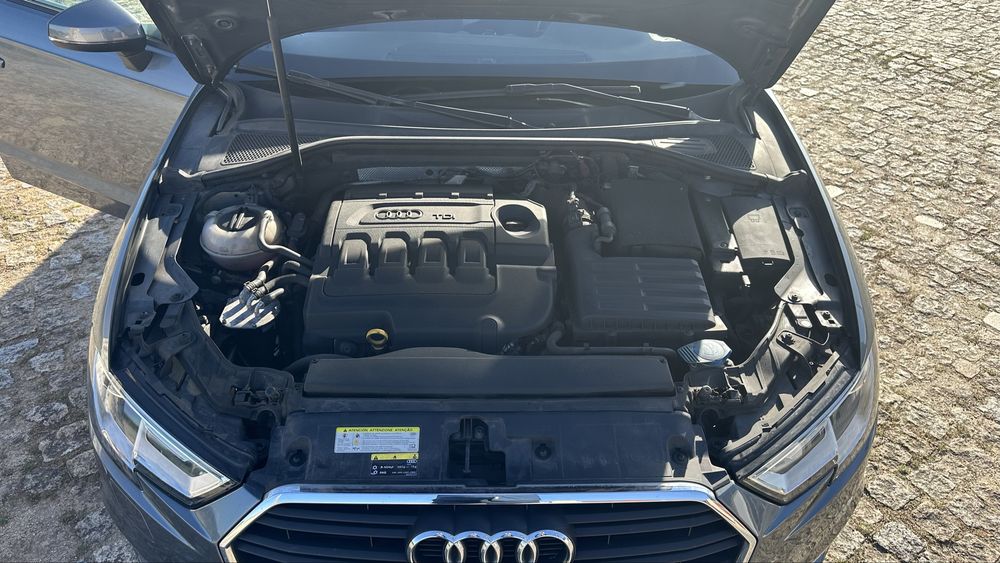 Audi A3 Sportback 1.6 TDI – Nacional – CarPlay – Travões Novos