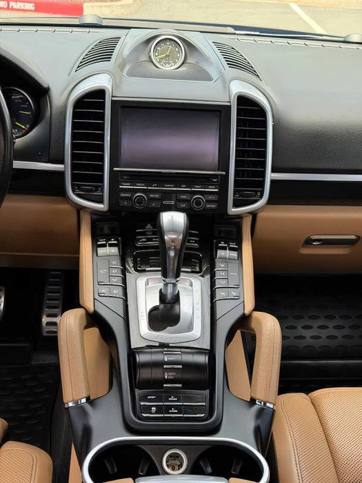 Porsche Cayenne Hybrid      2016