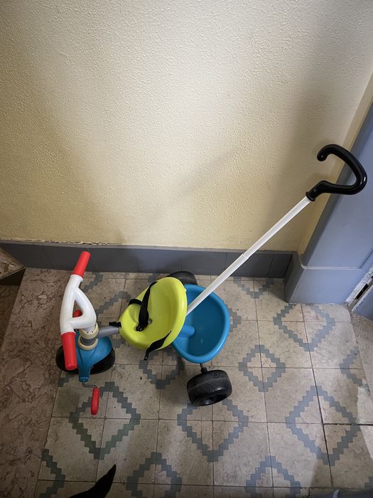 Triclo com pega para empurrar