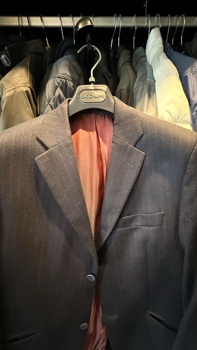 Fatos e blazers clássicos, camisas e gravatas como novos