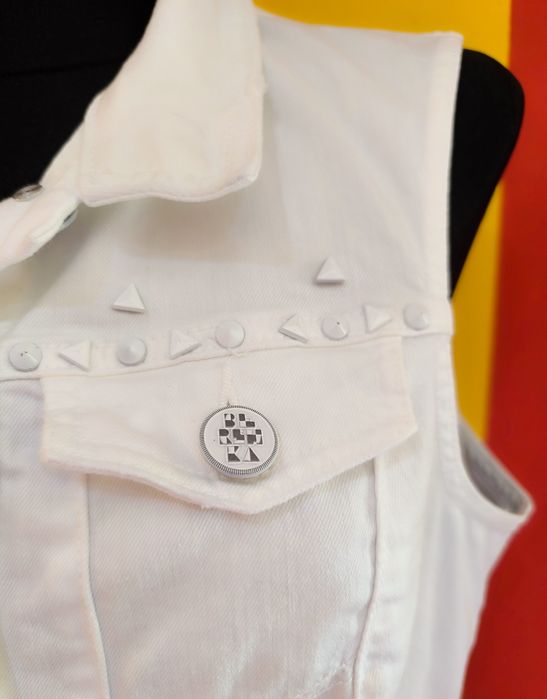 Piękna biała jeansowa kamizelka bezrękawnik nity Bershka