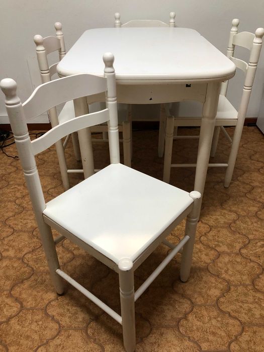 Mesa Extensível c/ 4 Cadeiras — Prática, Versátil e em Ótimo Estado!