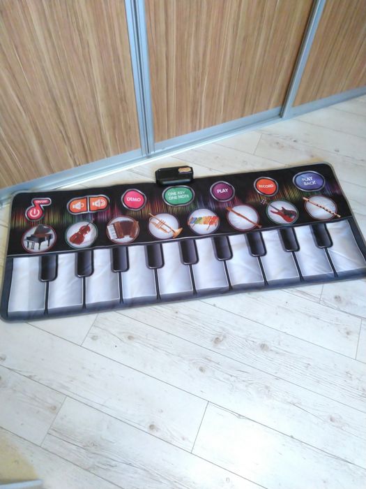 Mata muzyczna grająca, pianino