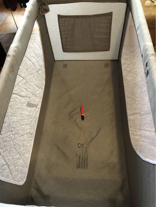 Smiki, łóżeczko turystyczne z przewijakiem i karuzelą, szare