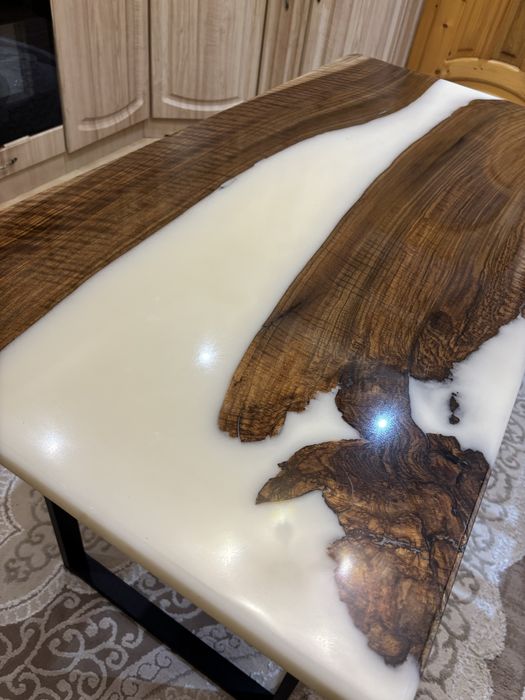 Стіл з горіха і епоксидної смоли