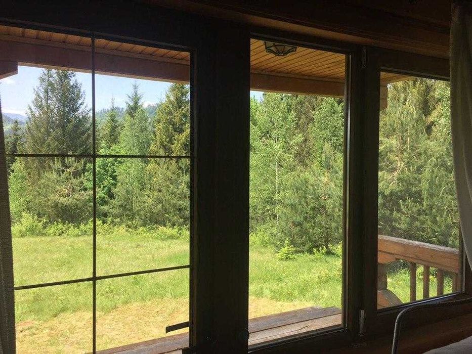 Дерев’яний будинок з панорамним видом на гори | автономне живлення