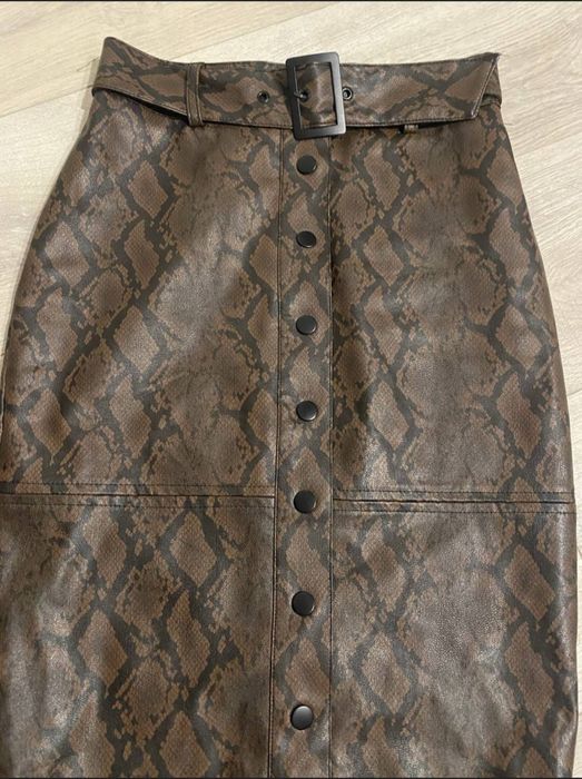 Шкіряна спідниця з стильнии принтом