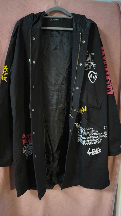 Kurtka płaszcz, czarna graffiti, kaptur, kieszenie unisex L