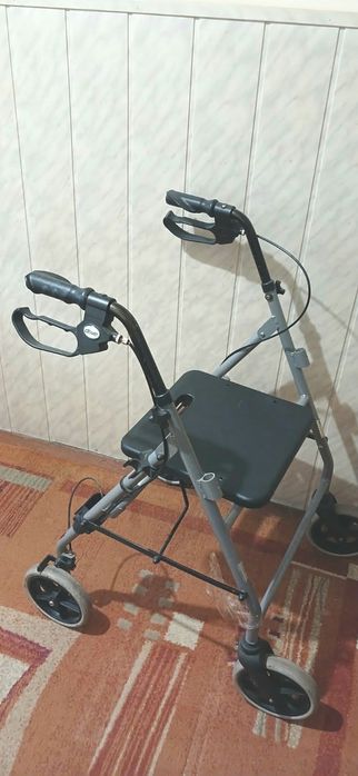 Ходунки-ролатор Drive Medical на 4 колесах з сидінням (б/в)