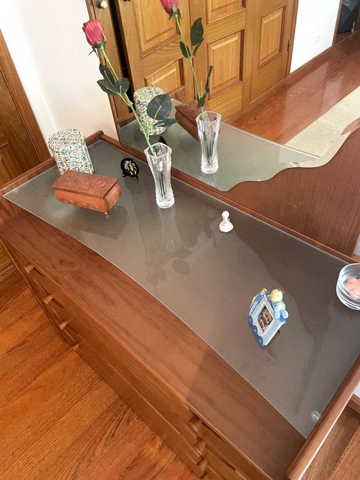 Cómoda em madeira maciça com espelho