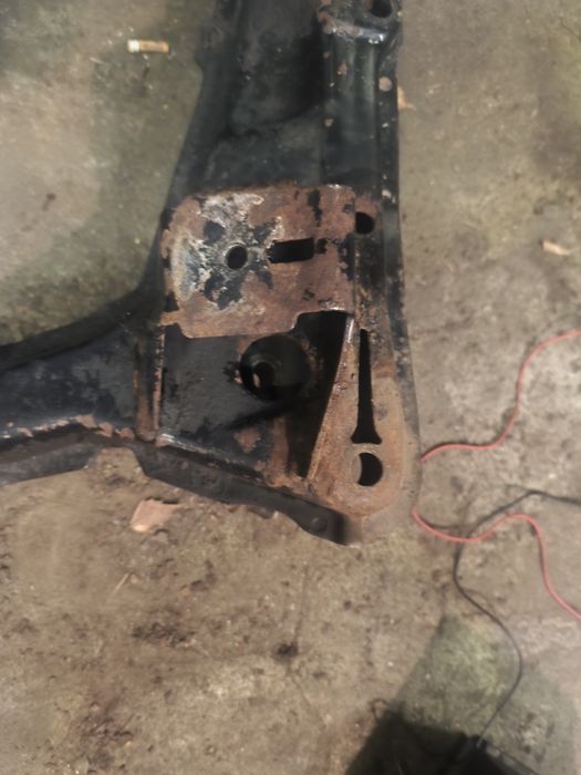 Opel Omega B belka przedniego zawieszenia sanki