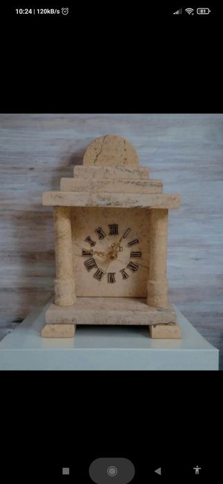 Marmurowy zegar kominkowy z dwiema toczonymi kolumnami