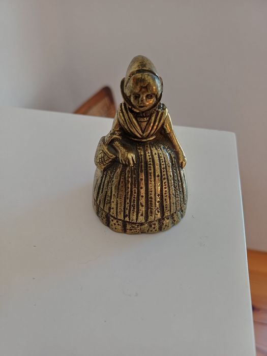 Campainha em cobre antiga em forma de mulher