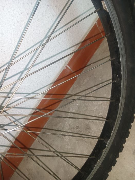 Roda 24 5€ marca  Shimano é de alumínio o pneu dá para andar