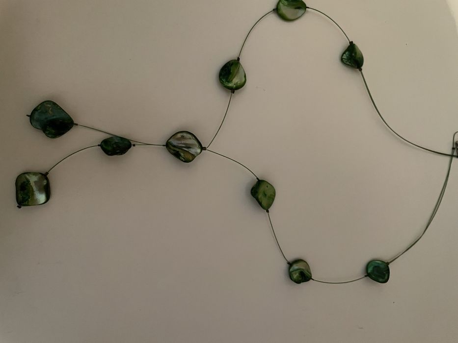 Colar em tons de verde