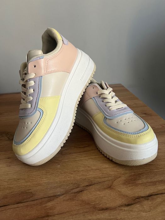 Buty sportowe pastelowe beżowe