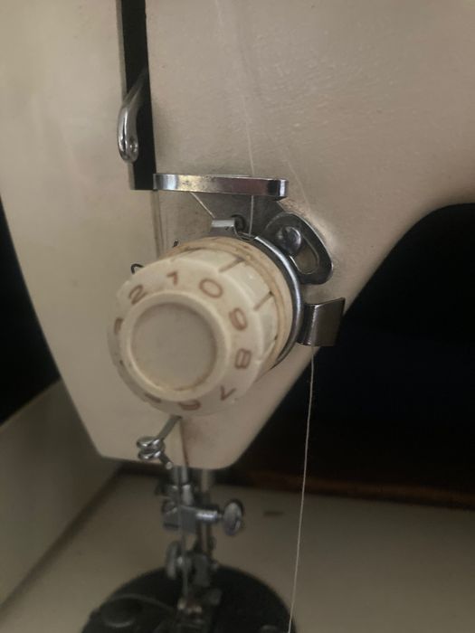 Maquina costura com mesa