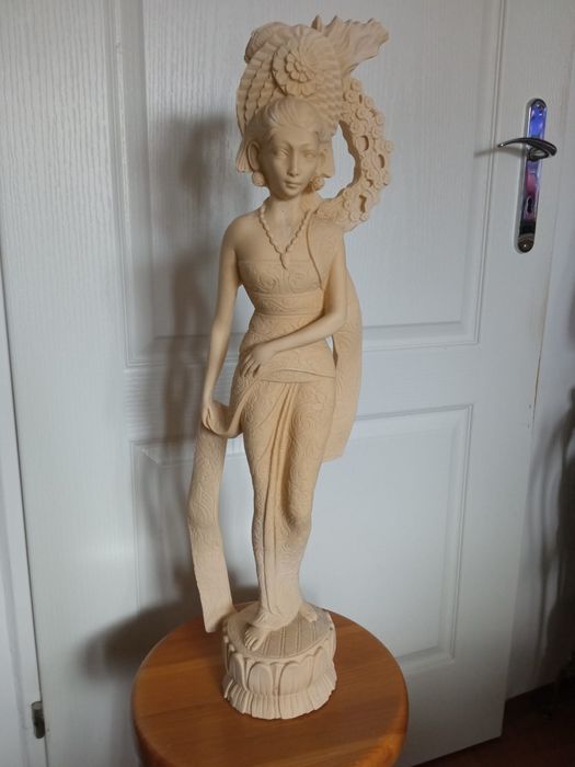 Figurka duża alabaster kobieta