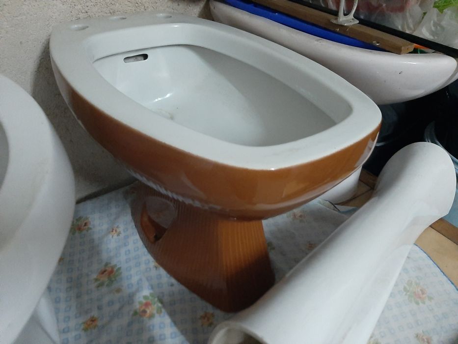 Bidés e coluna de lavatório