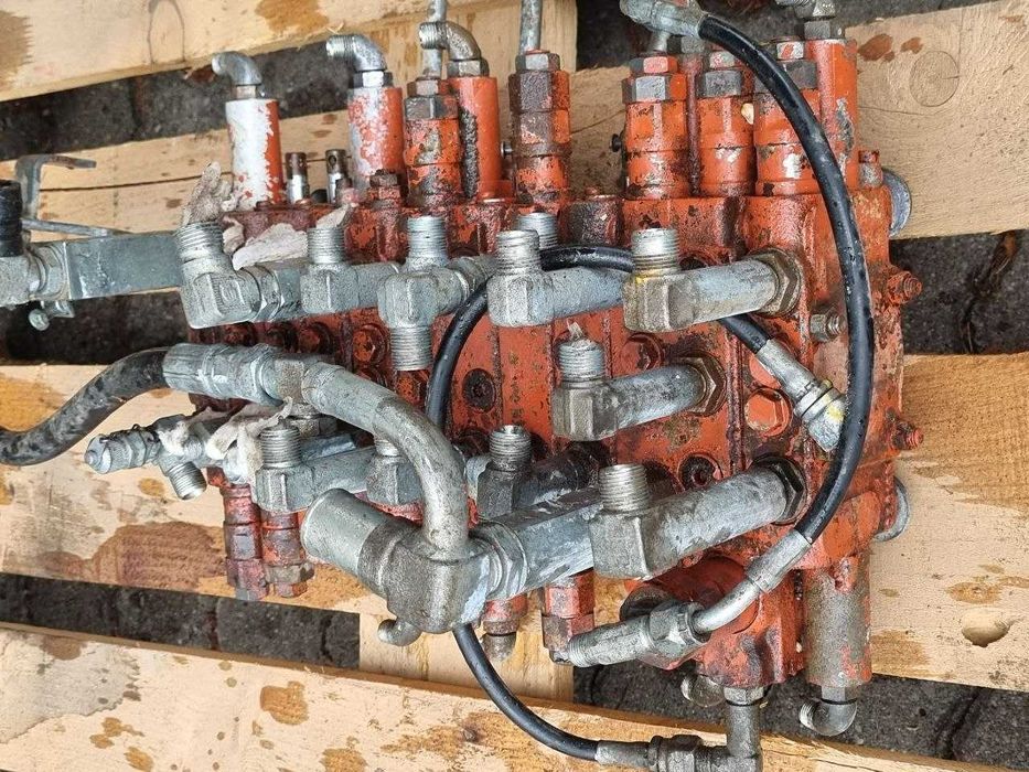 oryginalny, używany rozdzielacz hydrauliczny Kubota RB519--61152