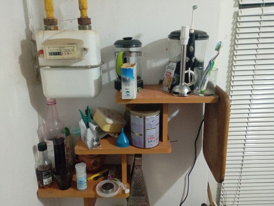 Полка дерев'яна на стіну з поличками.вмістка і удобна.