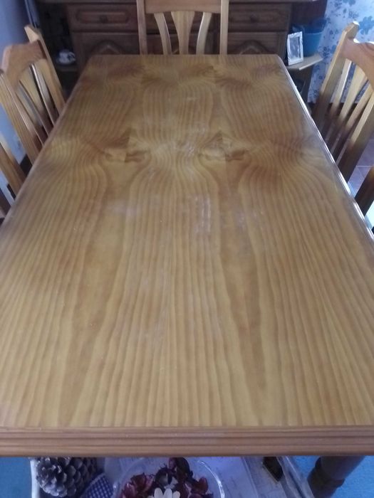 Vendo conjunto de móveis de sala de jantar em Madeira Maciça